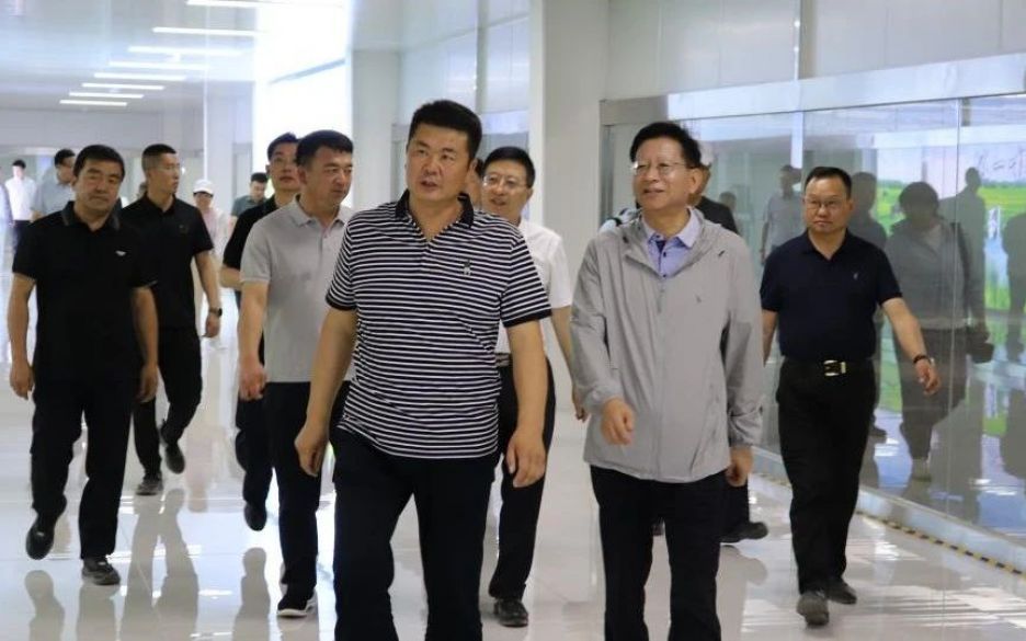 內(nèi)蒙古自治區(qū)政協(xié)黨組成員、副主席張磊一行調(diào)研旭一乳業(yè)